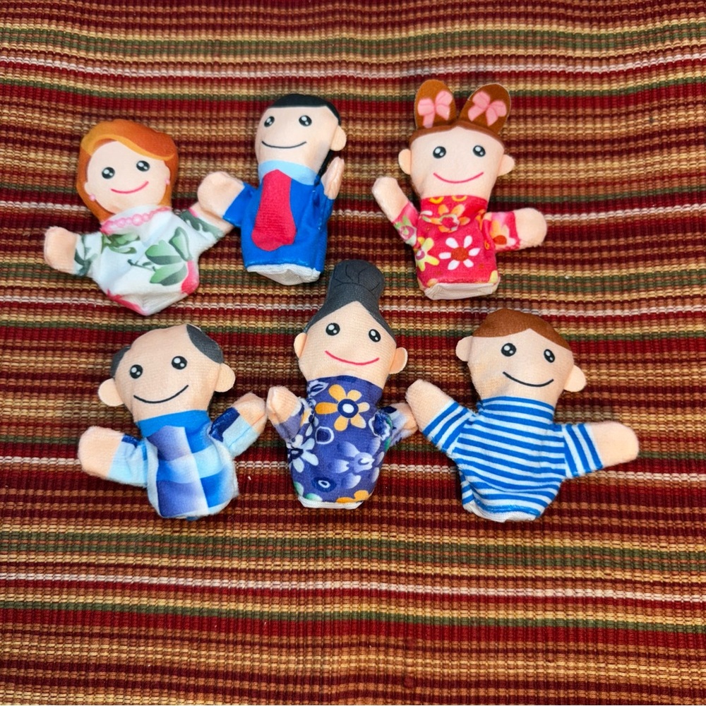 Finger Puppets - Mini Grandparents, Mom & Dad, Brother & Sister - 6 Piece - NWT